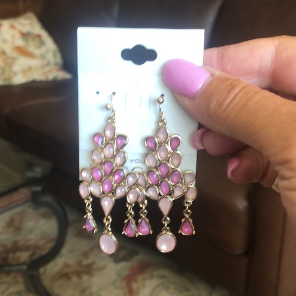 Jewelry - NWT Gold tone pink multi shade chandelier earrings. Never worn